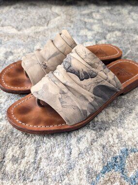 JOHN FLUEVOG Sandal 7.5 Amazon Floral Leather Thong Beach Cove Slide Slip On